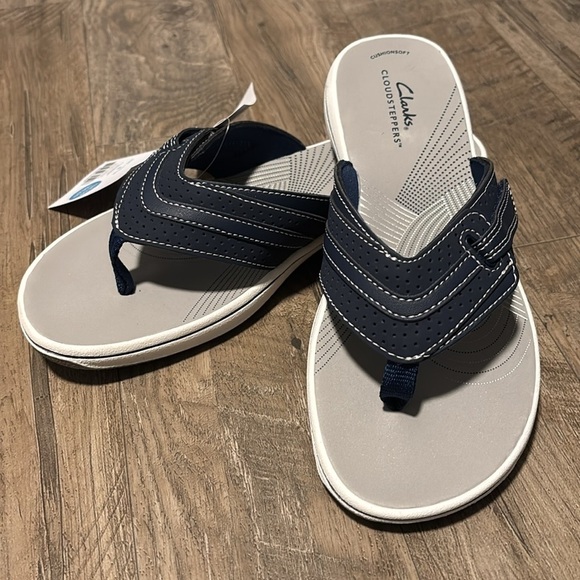 Clarks Cloudsteppers Cushion soft,shock absorbing,lightweight,grippy sandal - Picture 1 of 11